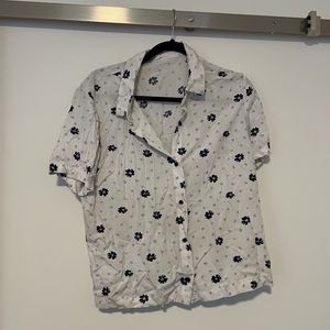 Vans Driver Short Sleeve Button Front Shirt White Abstract
Daisy Size XL